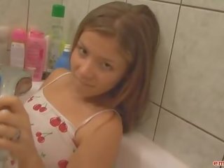 mojada adolescente en la bañera