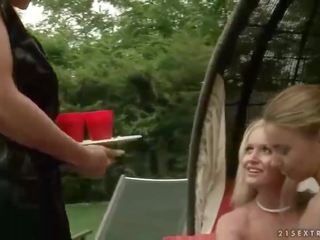 Twee vriendinnen punishing inviting blondine