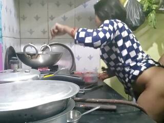印度人 bhabhi cooking 在 厨房 和 哥 在 法. | 超碰在线视频