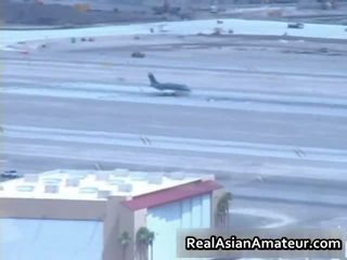 Á châu diva hút bigcock trong một sân bay