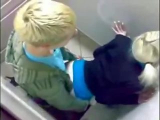 Silmapaistev blond adolescent perses sisse avalik tualett