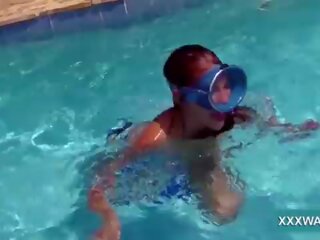 멋진 브루 넷의 사람 호위 사탕 swims 수중