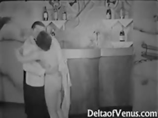 Autentisks vintāža pieaugušais saspraude 1930s - sieviete sieviete vīrietis trijatā