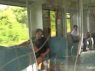 E adhurueshme carla duke thithur e shëndoshë i madh anëtar në një treni