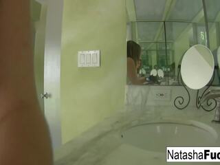 Natasha changes och washes henne fötter, fria porr 22