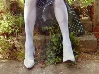 E bardhë çorape të gjata dhe saten mbathje në the lulishte: pd e pisët kapëse 7d