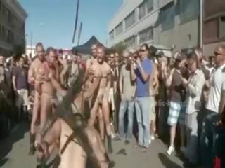 Offentlig plaza med avskalade män prepared för vild coarse violent bög grupp vuxen filma