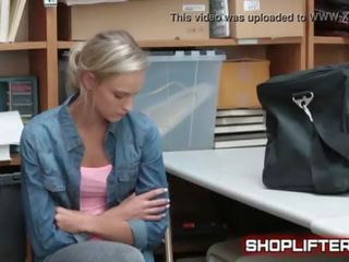 Drąsus shoplifting amatus spy-cam dulkinimasis į parduotuvė užpakalinis kambarys