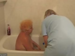 ザ· 看護師 bathes 古い 脂肪 おばあちゃん で バスルーム