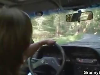 Jis picks į viršų ir dulkina hitchhiking senelė