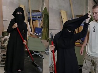 Tour of saalis - muslimi nainen sweeping lattia saa noticed mukaan libidinous amerikkalainen sotilas