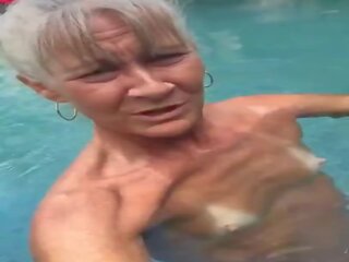 Menyesatkan perempuan tua leilani di itu kolam renang, gratis dewasa klip 69 | xhamster