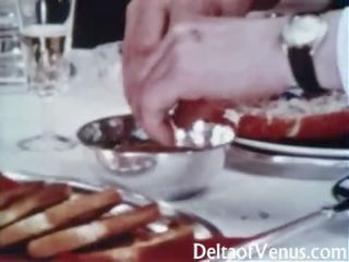 Ročník pohlaví 1960s - chlupatý marriageable bruneta - stůl pro tři