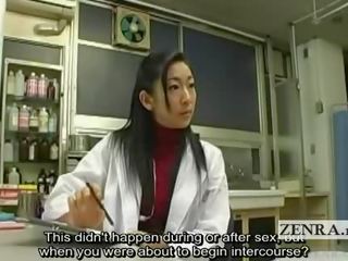 Sous-titré femme habillée homme nu japonais trentenaire thérapeute arbre inspection