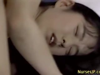 Japanska asiatiskapojke sjuksköterska finger av henne colleague