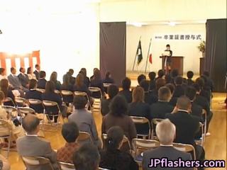 Japoneze vogëlushe gjatë graduation