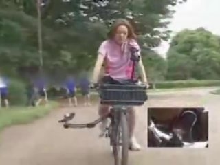Japanska lady masturbated medan ridning en specially modified kön klämma bike!