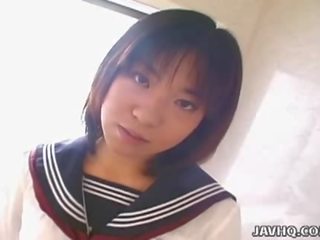 Japans jong dame rino sayaka zuigt schacht in de badkamer