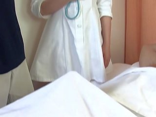 Asijské zdravotní practitioner fucks dva youths v the nemocnice