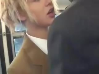 Blondin honung suga asiatiskapojke adolescents penisen på den tåg