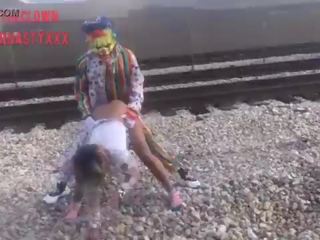 Блазень трахає молодий жінка на потяг tracks