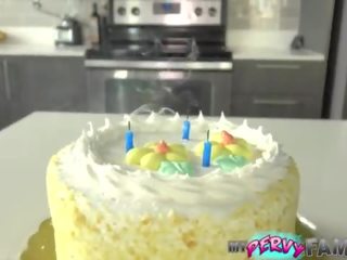 Janna hicks surprises step-son 同 cake 和 一 体内射精!