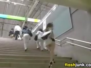 Japoneze lassie lakuriq në publike në një metro