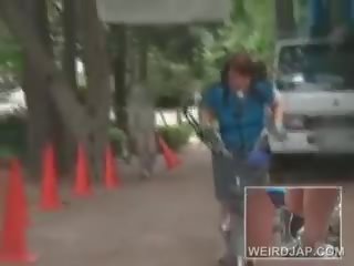 Attraktiv tonårs asiatiskapojke babes ridning bikes få fittor alla våt