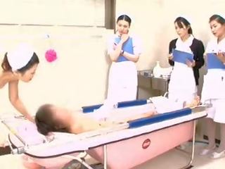 Latihan perawat menunjukkan proper mandi teknik