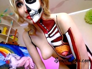 Bodypainted blondýna kočka masturbuje - sexiecams.com