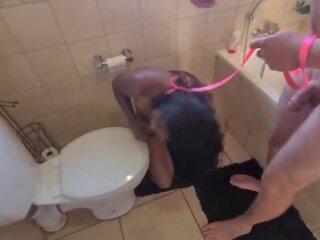 Uman toaleta indian prostituata obține pissed pe și obține ei cap flushed followed de sugand pula
