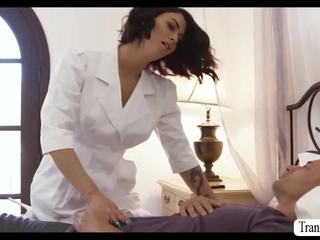 Gab būt pieaugušais filma ar hottie tgirl medmāsa domino par viņa gulta