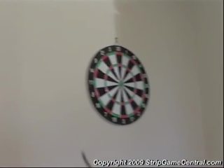 Charlie y tearry jugar desvistiéndose darts