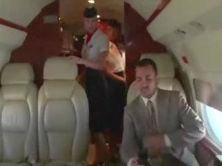 Desiring stewardesses zuigen hun clients hard phallus op de plane