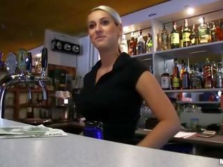 Barmaid lenka pounded med en fremmed