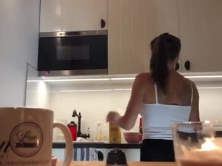 Perfect pokies op de keuken camera, braless sylvia en haar verbazingwekkend tepels