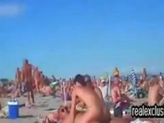 Publiek naakt strand swinger vies video- tonen in zomer 2015