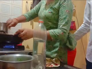 इंडियन terrific वाइफ मिला गड़बड़ जबकि खाना बनाना में किचन | xhamster