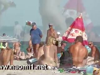 Naomi1 handjob en unge mumle på en offentlig strand
