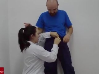 En ung sjuksköterska suger den hospital´s hantlangare axel och recorded it.raf070