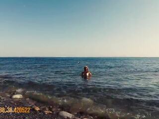 Travel zoccola prende in giro un videographer e scopa lui su il spiaggia